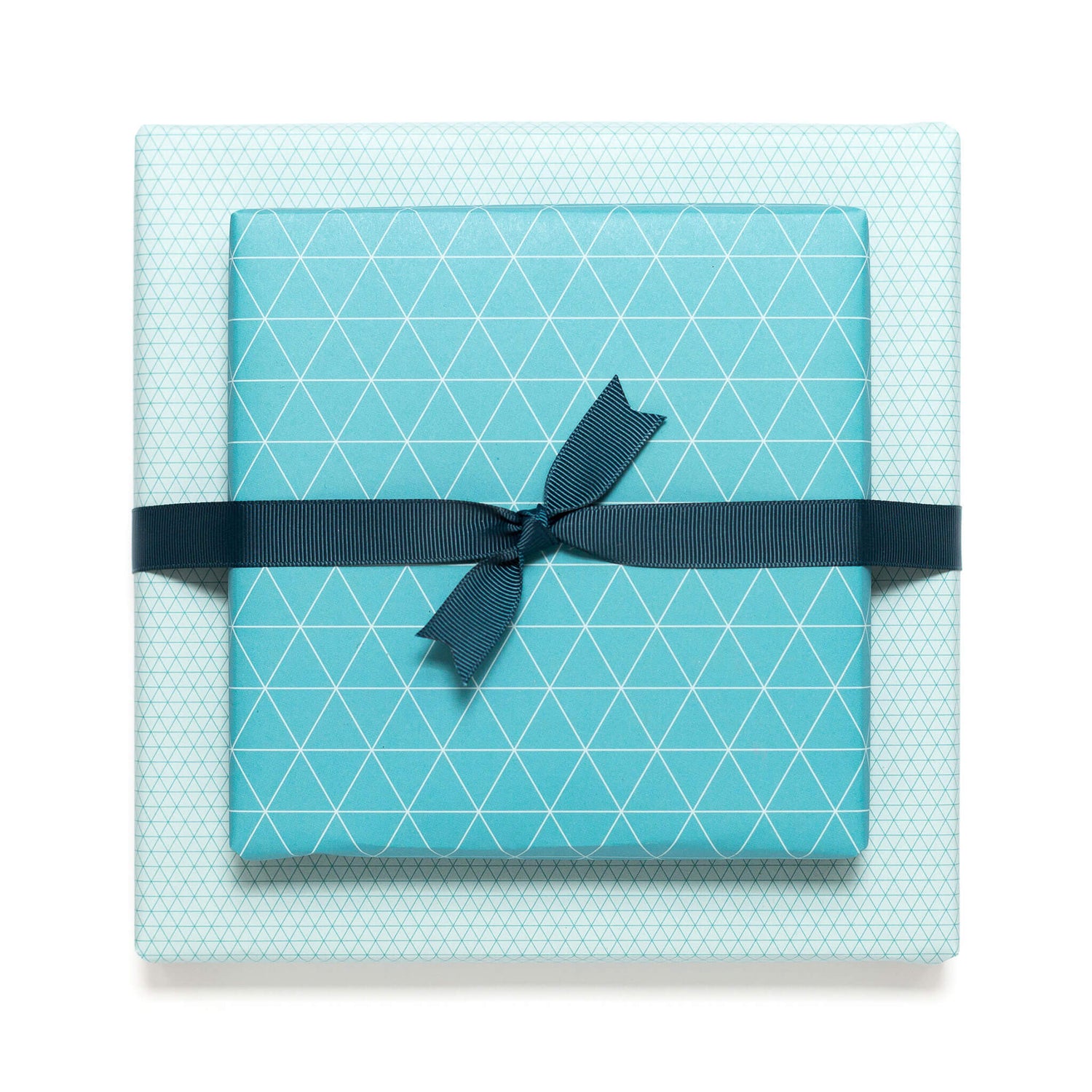 Geschenkpapier "Dreiecke" in türkis - doppelseitig bedruckt auf 100% Recyclingpapier  von My Pretty Circus | RW-TRA1821-TQ