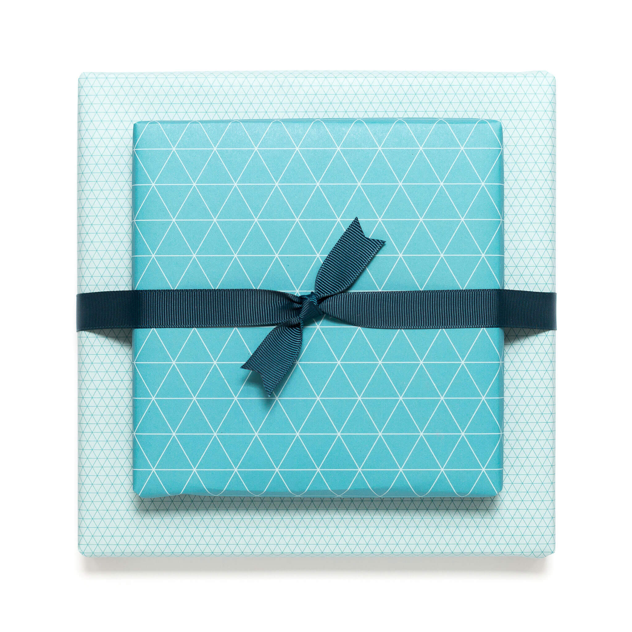 Geschenkpapier "Dreiecke" in türkis - doppelseitig bedruckt auf 100% Recyclingpapier  von My Pretty Circus | RW-TRA1821-TQ