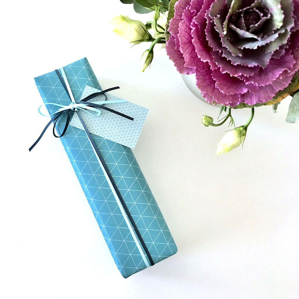 Geschenkpapier "Dreiecke" in türkis - doppelseitig bedruckt auf 100% Recyclingpapier  von My Pretty Circus | RW-TRA1821-TQ
