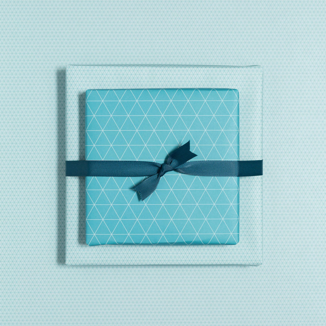 Geschenkpapier "Dreiecke" in türkis - doppelseitig bedruckt auf 100% Recyclingpapier von My Pretty Circus | RW-TRA1821-TQ