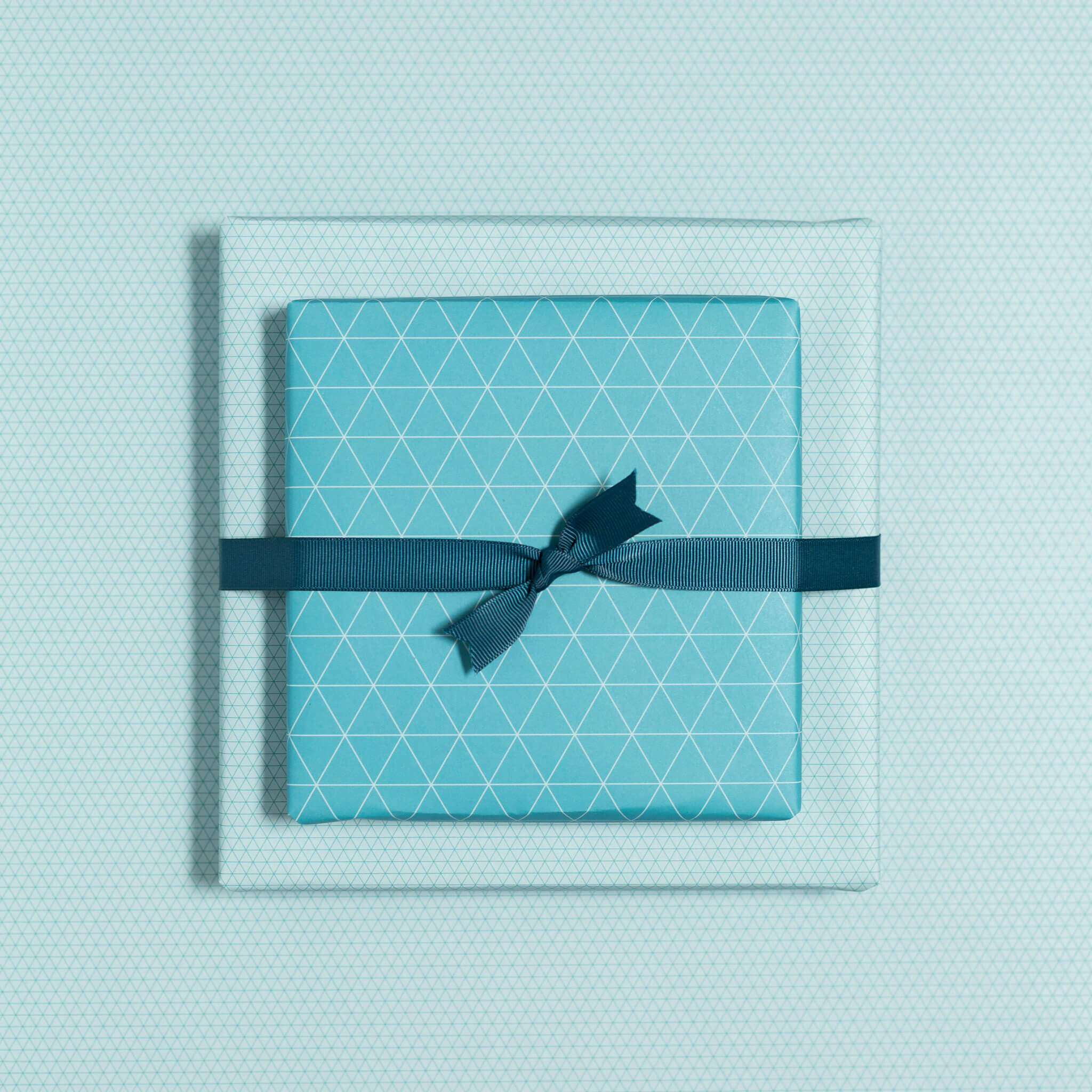 Geschenkpapier "Dreiecke" in türkis - doppelseitig bedruckt auf 100% Recyclingpapier von My Pretty Circus | RW-TRA1821-TQ