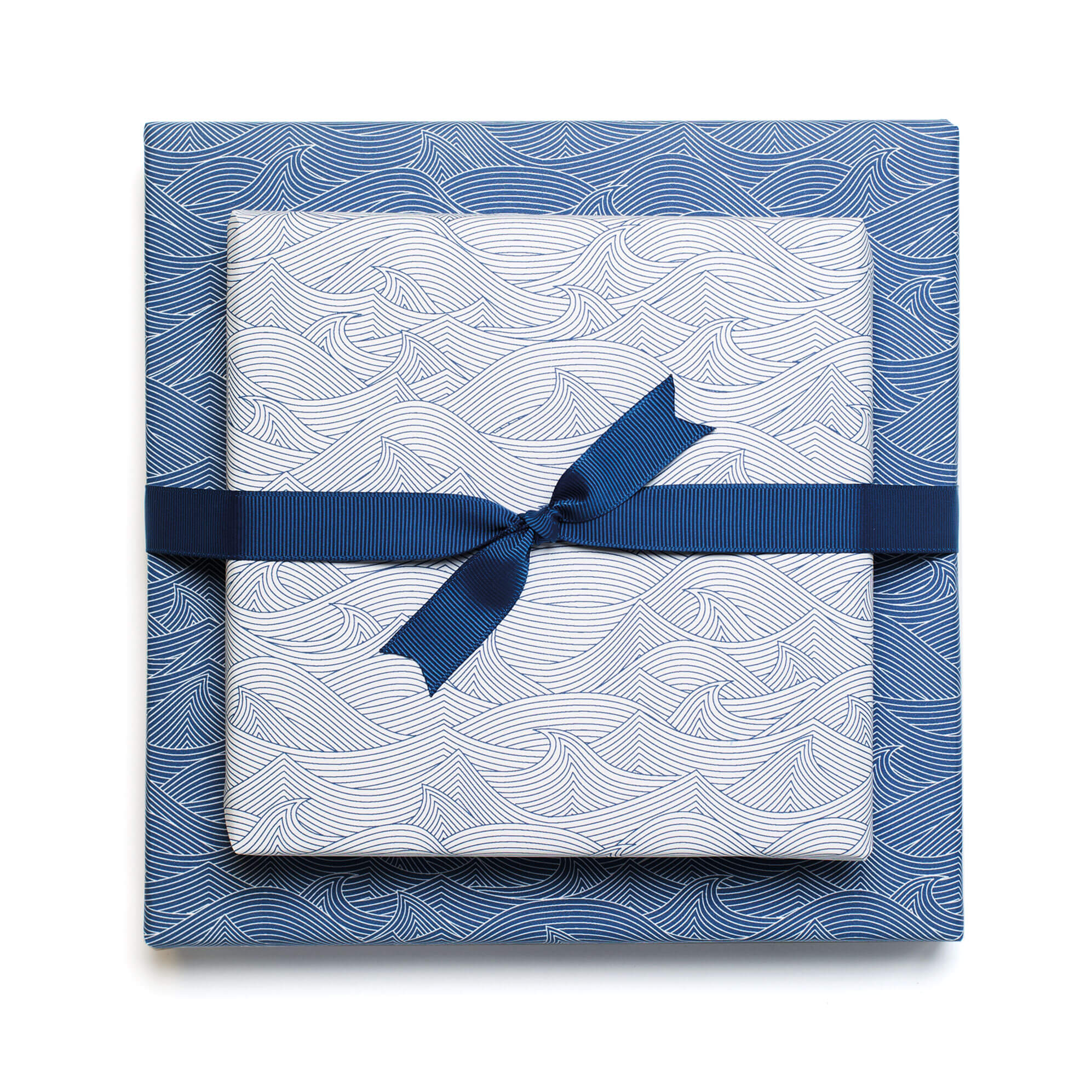 Geschenkpapier "Wellen" in weiß und blau - doppelseitig bedruckt auf 100% Recyclingpapier von My Pretty Circus | RW-WAV2241-BL