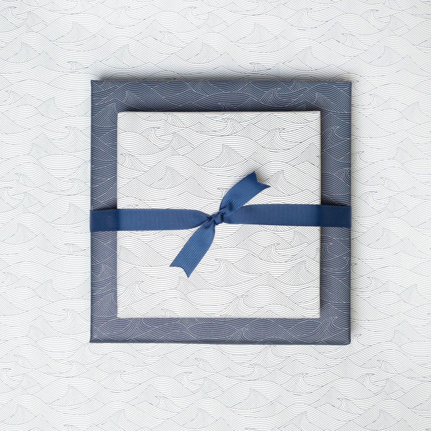 Geschenkpapier "Wellen" in weiß und blau - doppelseitig bedruckt auf 100% Recyclingpapier  von My Pretty Circus | RW-WAV2241-BL