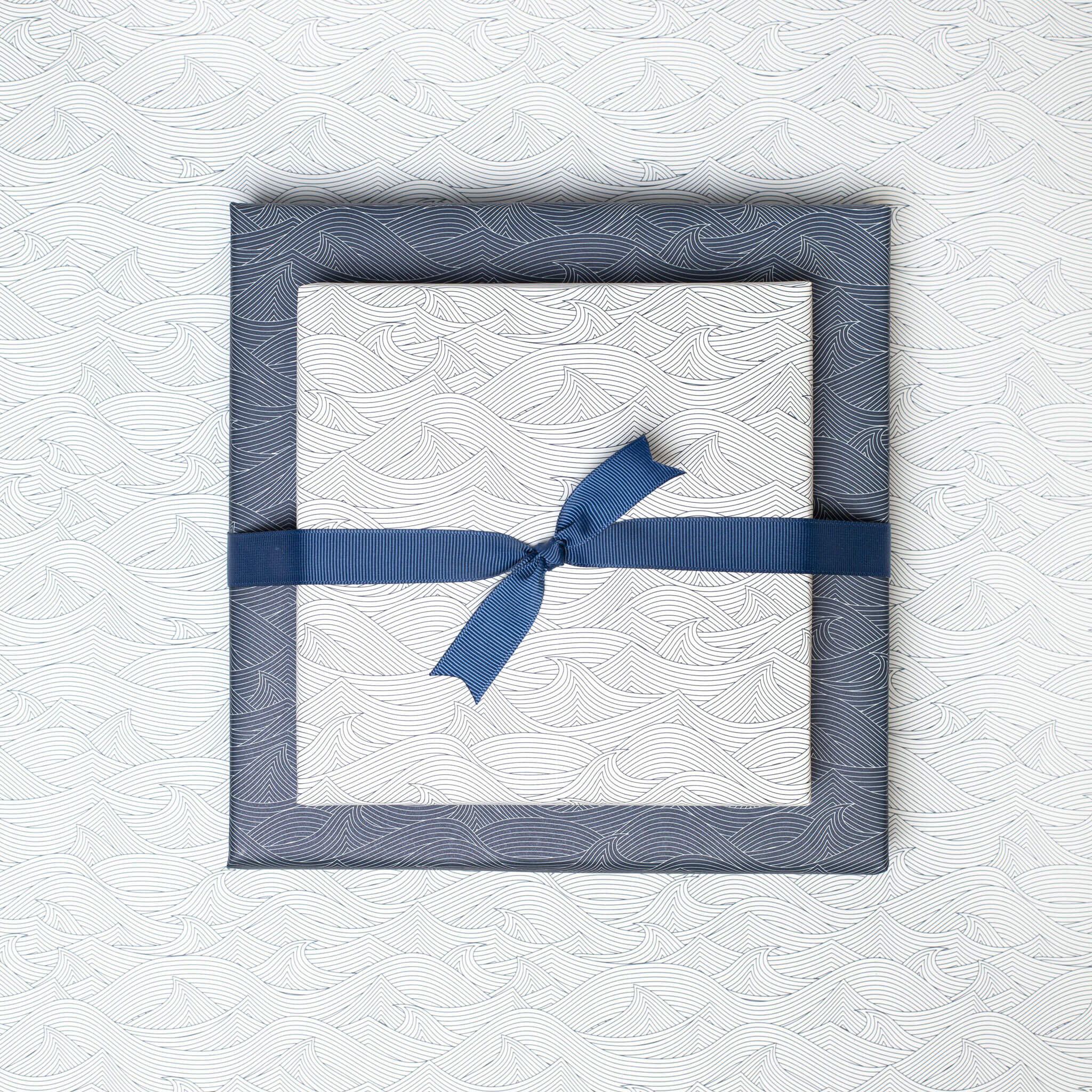 Geschenkpapier "Wellen" in weiß und blau - doppelseitig bedruckt auf 100% Recyclingpapier von My Pretty Circus | RW-WAV2241-BL