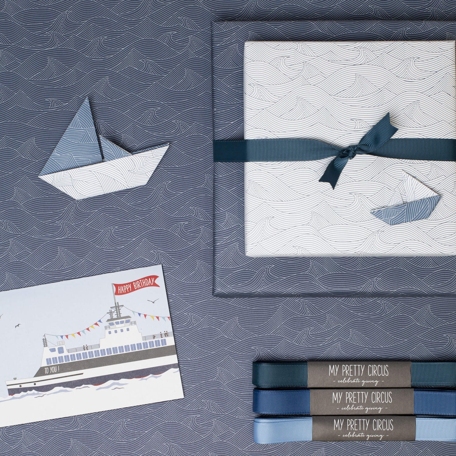 Geschenkpapier "Wellen" in weiß und blau - doppelseitig bedruckt auf 100% Recyclingpapier  von My Pretty Circus | RW-WAV2241-BL