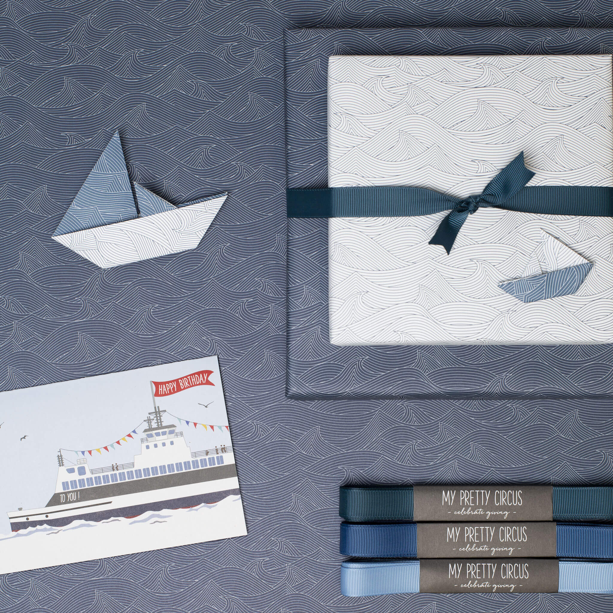 Geschenkpapier "Wellen" in weiß und blau - doppelseitig bedruckt auf 100% Recyclingpapier von My Pretty Circus | RW-WAV2241-BL