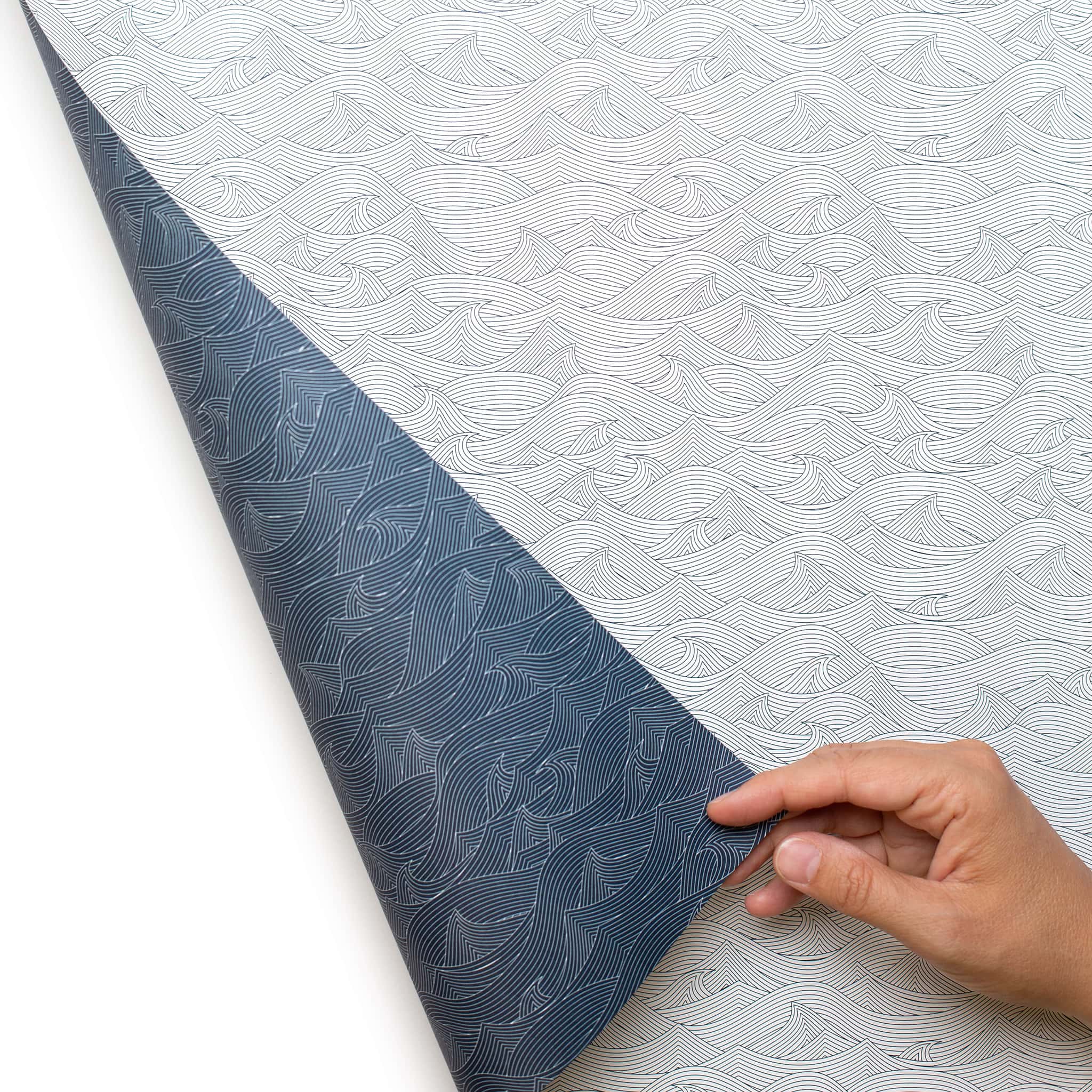 Geschenkpapier "Wellen" in weiß und blau - doppelseitig bedruckt auf 100% Recyclingpapier von My Pretty Circus | RW-WAV2241-BL