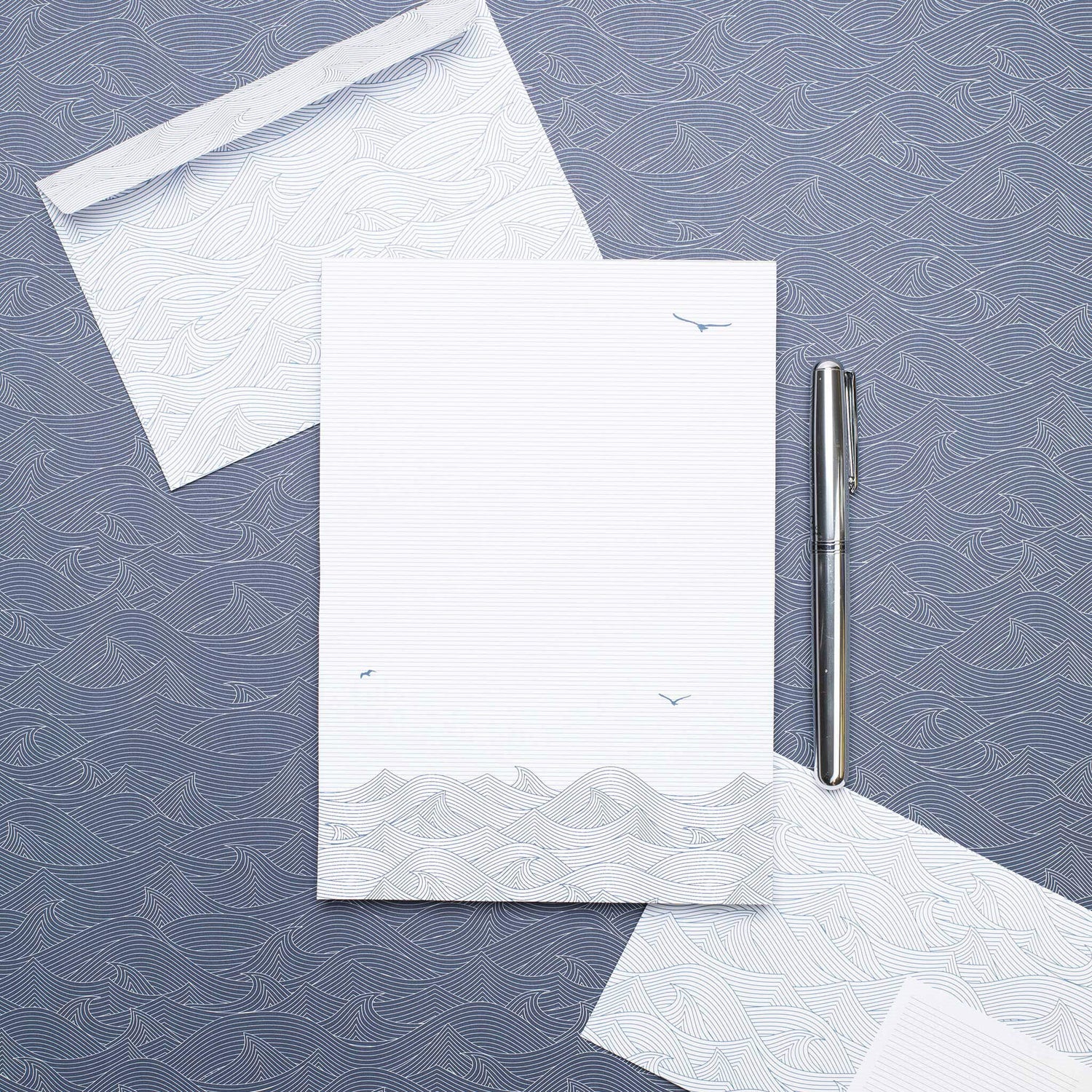 Briefpapier Set "Möwen" - 25 Blatt in DIN A5 mit maritimen Motiv und 10 Briefumschlägen mit Möwenmuster sowie Etiketten zum Beschriften von My Pretty Circus | LE-BIR2201-BL