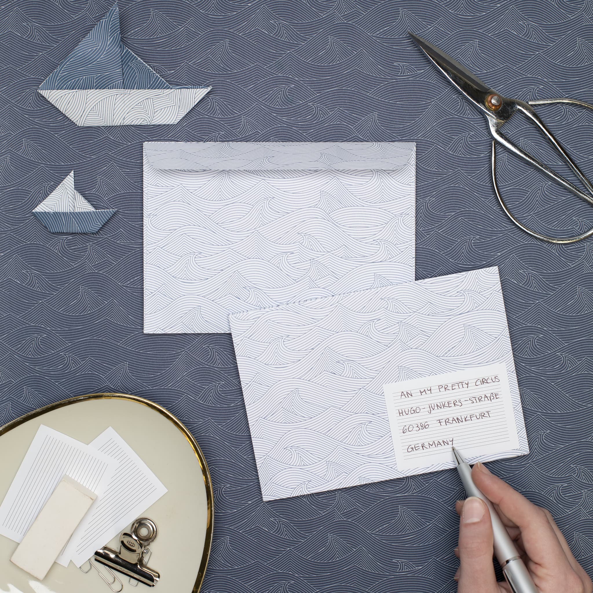 Briefpapier Set "Möwen" - 25 Blatt in DIN A5 mit maritimen Motiv und 10 Briefumschlägen mit Möwenmuster sowie Etiketten zum Beschriften von My Pretty Circus | LE-BIR2201-BL