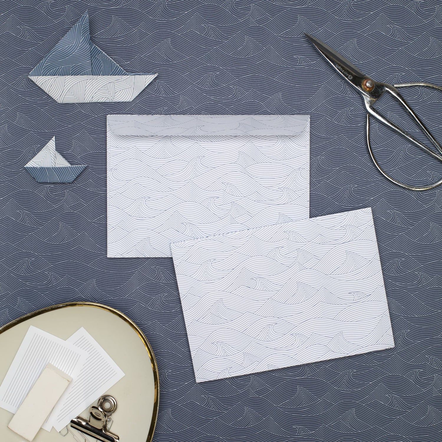 Briefpapier Set "Möwen" - 25 Blatt in DIN A5 mit maritimen Motiv und 10 Briefumschlägen mit Möwenmuster sowie Etiketten zum Beschriften von My Pretty Circus | LE-BIR2201-BL