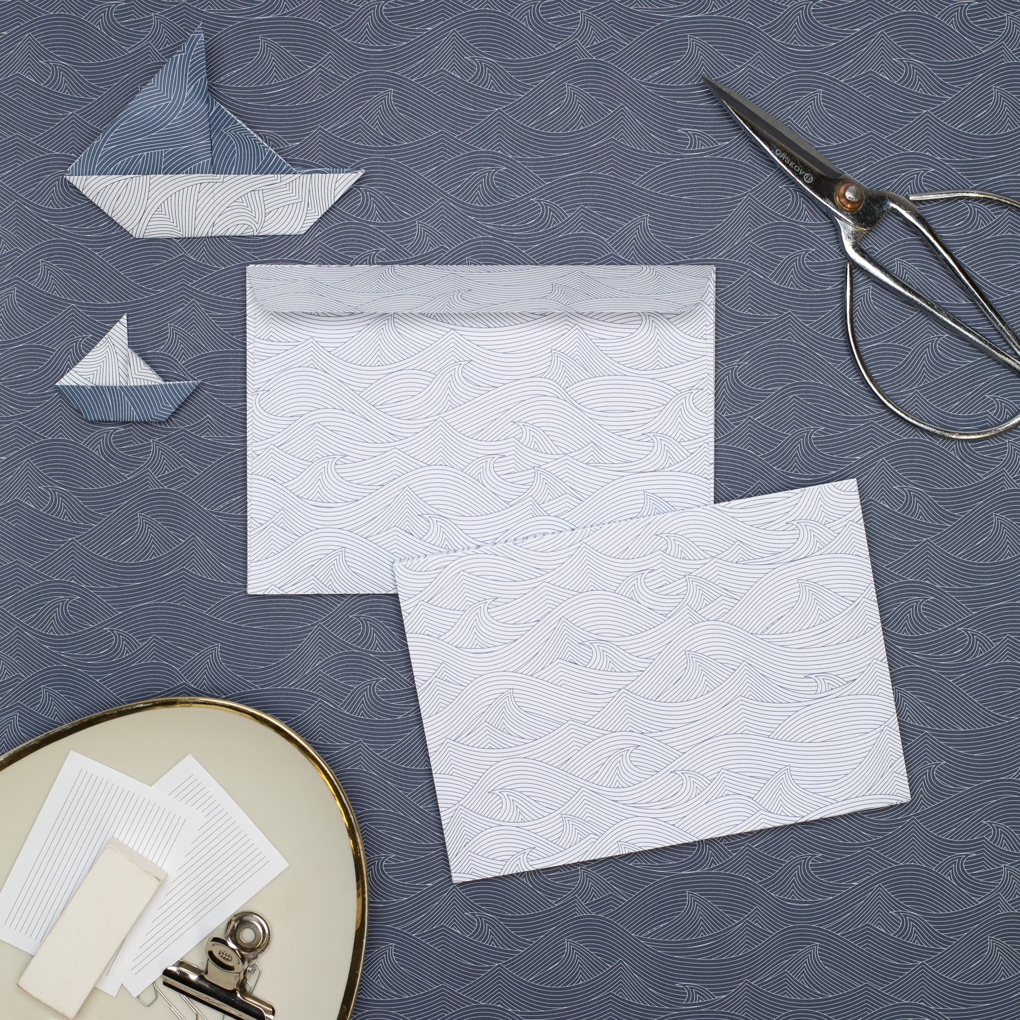 Briefpapier Set "Möwen" - 25 Blatt in DIN A5 mit maritimen Motiv und 10 Briefumschlägen mit Möwenmuster sowie Etiketten zum Beschriften von My Pretty Circus | LE-BIR2201-BL