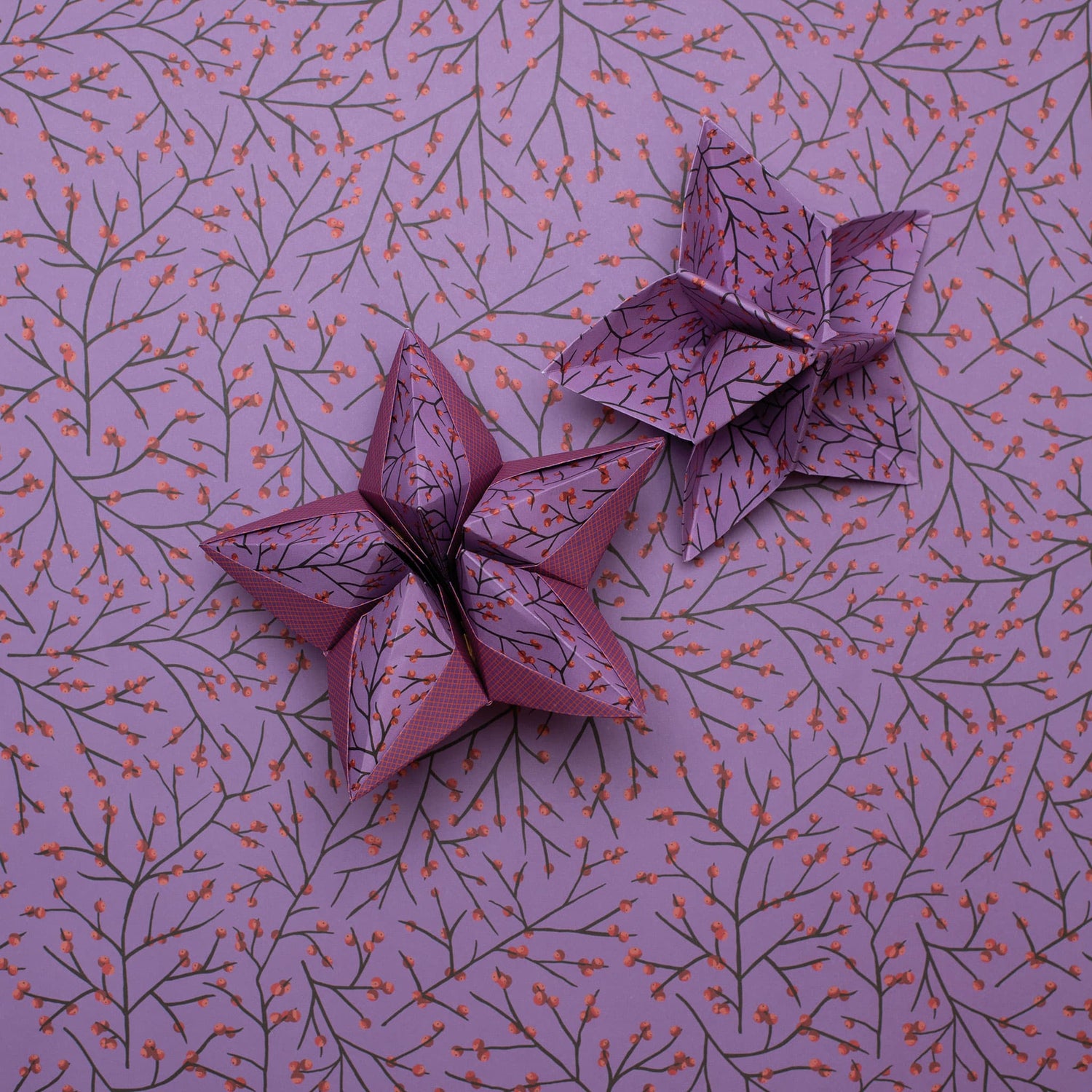 Origami Papier "Ilex" für kreatives Basteln - 25 Blatt doppelseitiges Faltpapier in lila mit zarten Stechpalmenzweigen aus 15x15cm Recyclingpapier-OR-ILE2301-PU | My Pretty Circus