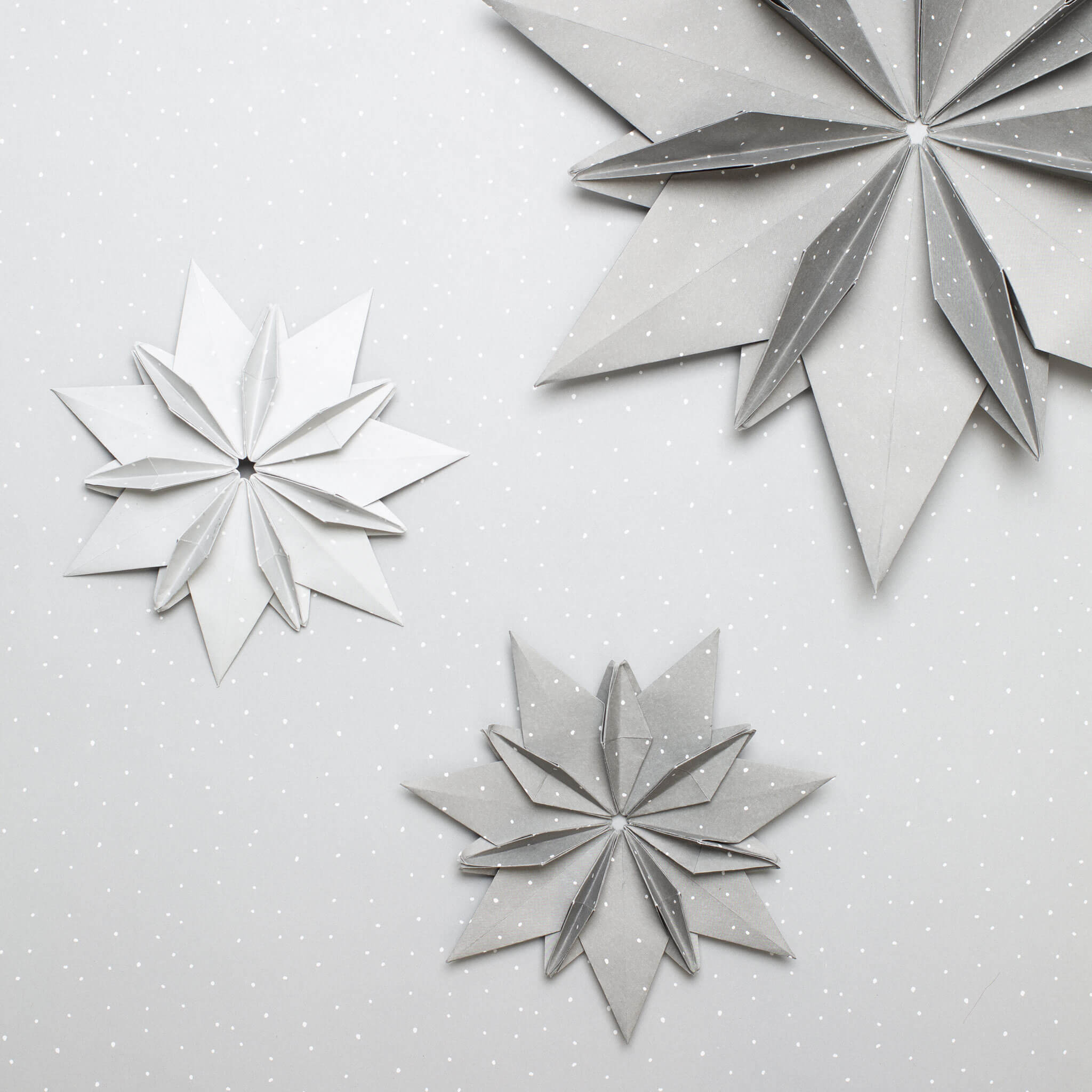 Origami Papier "Schneesturm" für kreatives Basteln - 25 Blatt doppelseitiges Faltpapier mit weißen Punkten auf grauem Hintergrund aus 15x15cm Recyclingpapier-OR-SNO2210-GR | My Pretty Circus