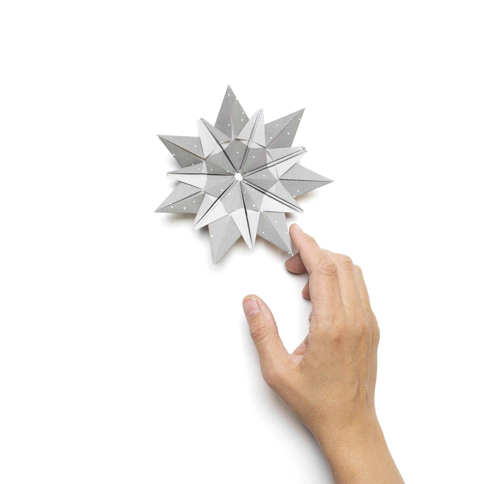 Origami Papier "Schneesturm" für kreatives Basteln - 25 Blatt doppelseitiges Faltpapier mit weißen Punkten auf grauem Hintergrund aus 15x15cm Recyclingpapier-OR-SNO2210-GR | My Pretty Circus