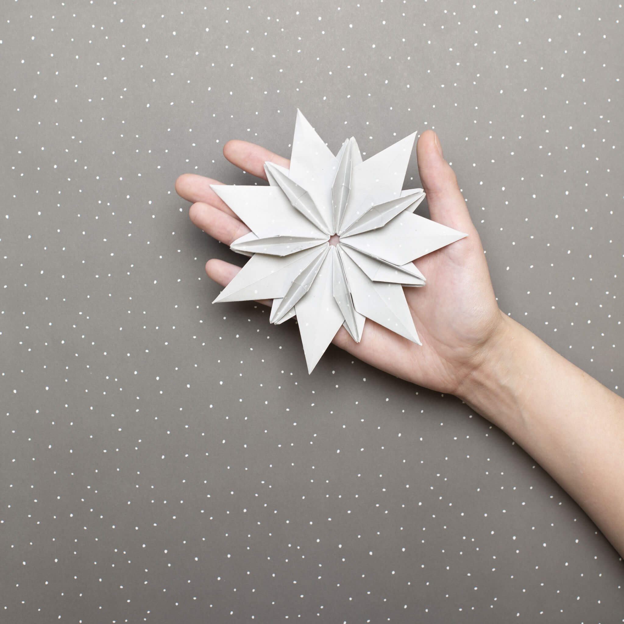 Origami Papier "Schneesturm" für kreatives Basteln - 25 Blatt doppelseitiges Faltpapier mit weißen Punkten auf grauem Hintergrund aus 15x15cm Recyclingpapier-OR-SNO2210-GR | My Pretty Circus