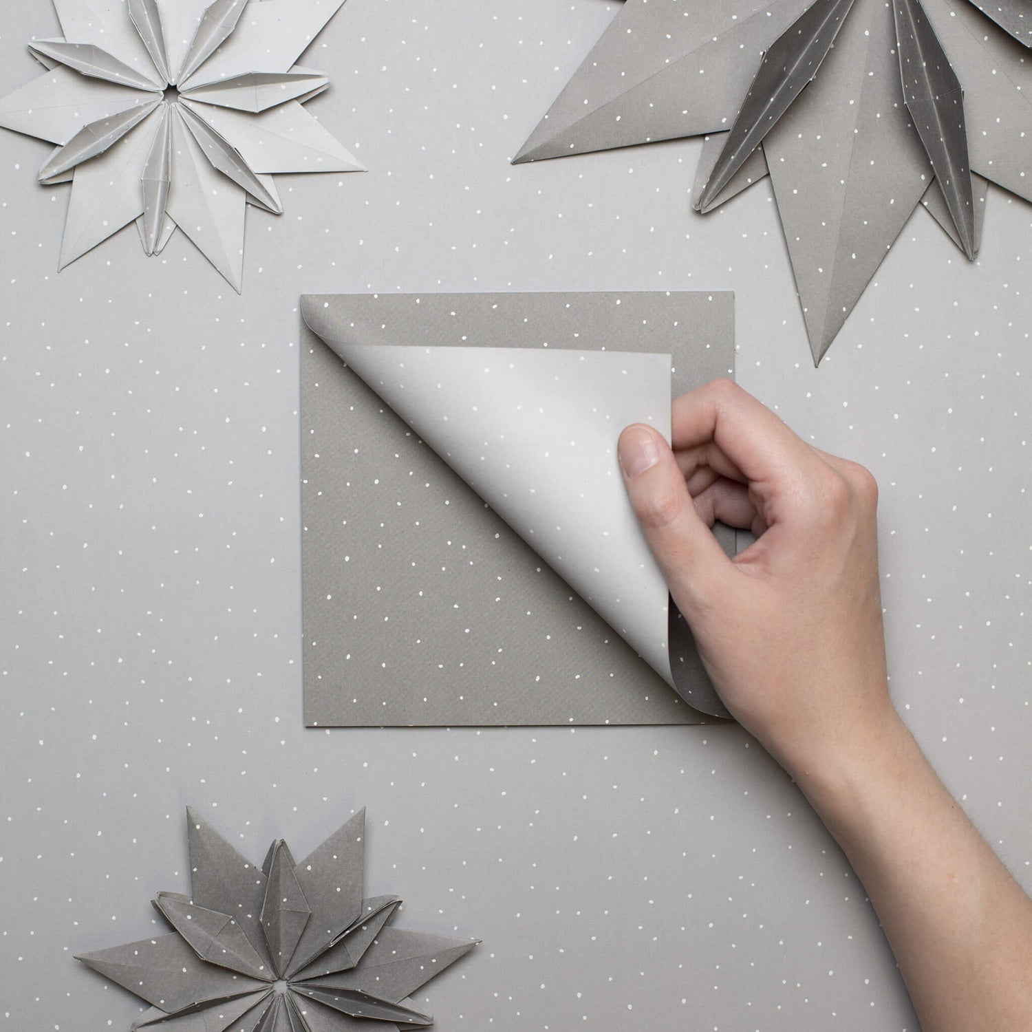 Origami Papier "Schneesturm" für kreatives Basteln - 25 Blatt doppelseitiges Faltpapier mit weißen Punkten auf grauem Hintergrund aus 15x15cm Recyclingpapier-OR-SNO2210-GR | My Pretty Circus
