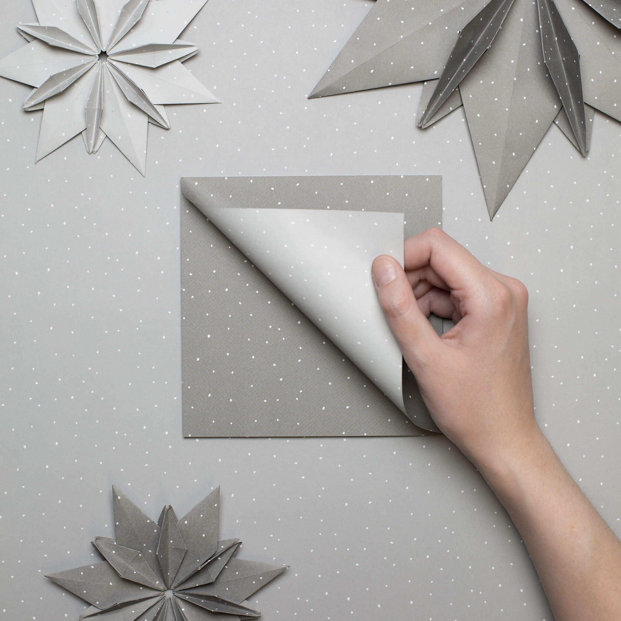 Origami Papier "Schneesturm" für kreatives Basteln - 25 Blatt doppelseitiges Faltpapier mit weißen Punkten auf grauem Hintergrund aus 15x15cm Recyclingpapier-OR-SNO2210-GR | My Pretty Circus