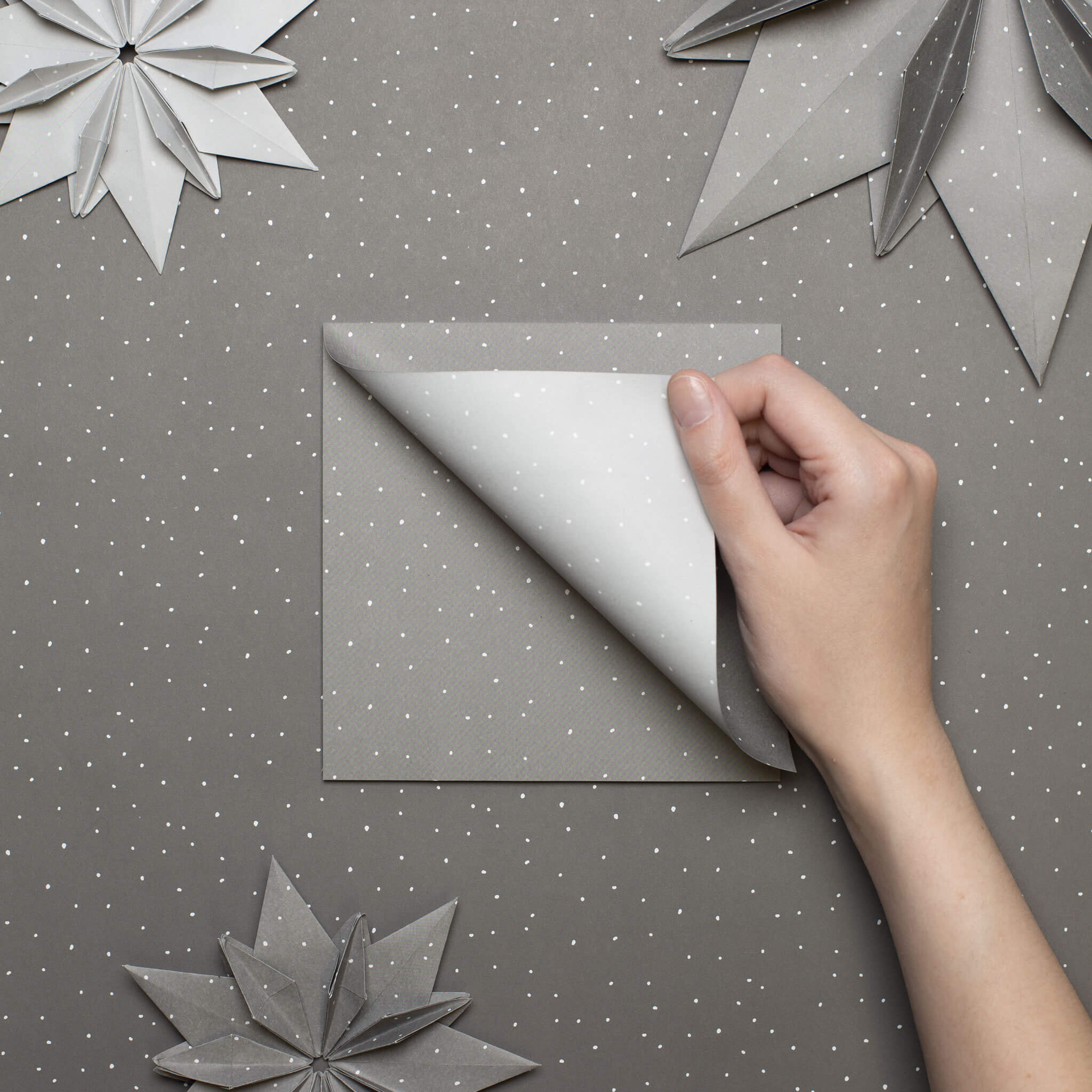 Origami Papier "Schneesturm" für kreatives Basteln - 25 Blatt doppelseitiges Faltpapier mit weißen Punkten auf grauem Hintergrund aus 15x15cm Recyclingpapier-OR-SNO2210-GR | My Pretty Circus