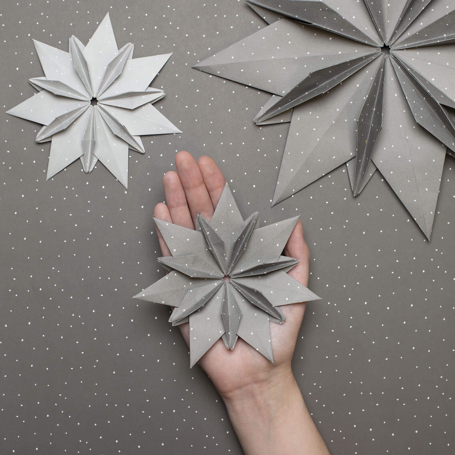 Origami Papier "Schneesturm" für kreatives Basteln - 25 Blatt doppelseitiges Faltpapier mit weißen Punkten auf grauem Hintergrund aus 15x15cm Recyclingpapier-OR-SNO2210-GR | My Pretty Circus