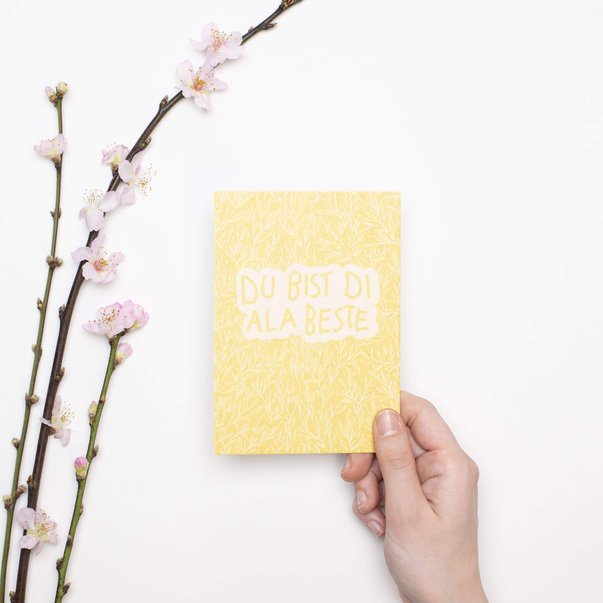 Postkarte Pflanzen "Du Bist Di Ala Beste" - stabile Karte aus Holzschliffpappe mit zartgelben Pflanzenmuster von My Pretty Circus | PC-DUB-2105-YE