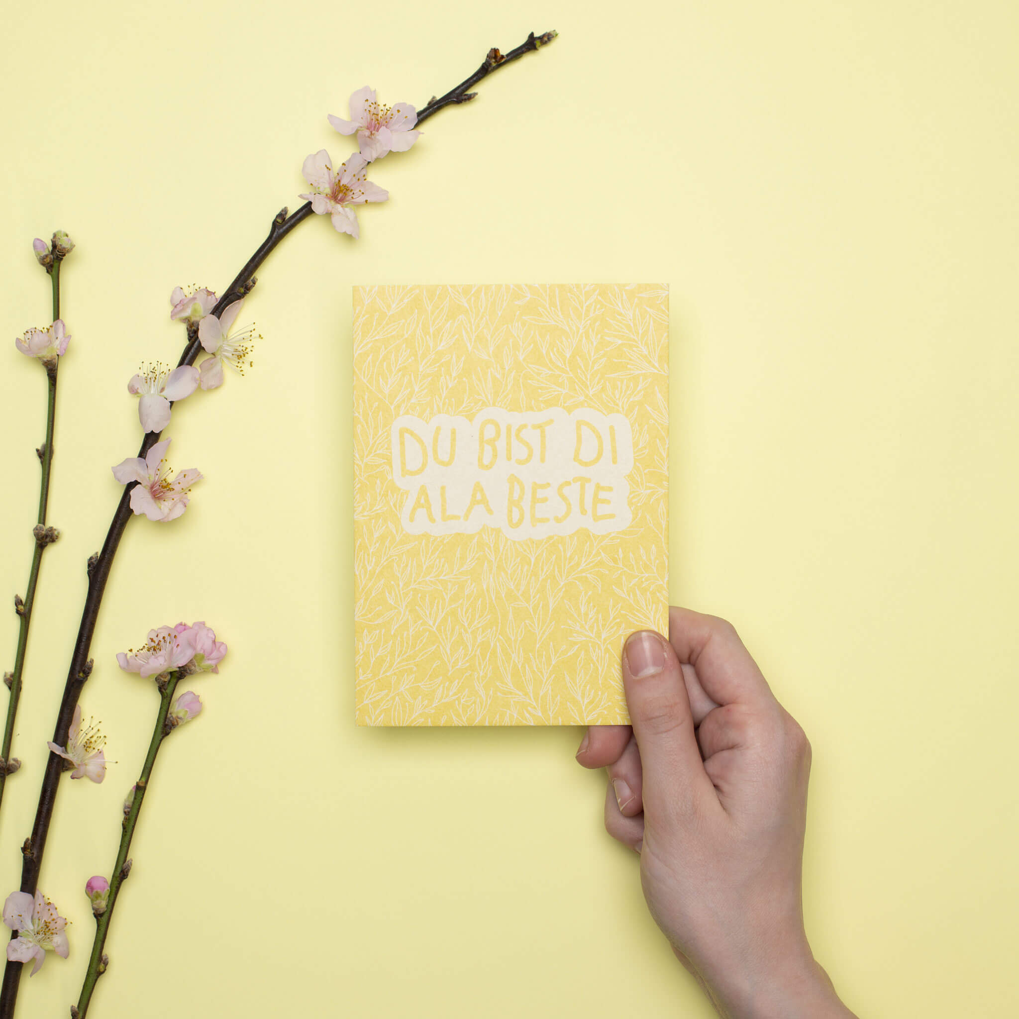 Postkarte Pflanzen "Du Bist Di Ala Beste" - stabile Karte aus Holzschliffpappe mit zartgelben Pflanzenmuster von My Pretty Circus | PC-DUB-2105-YE