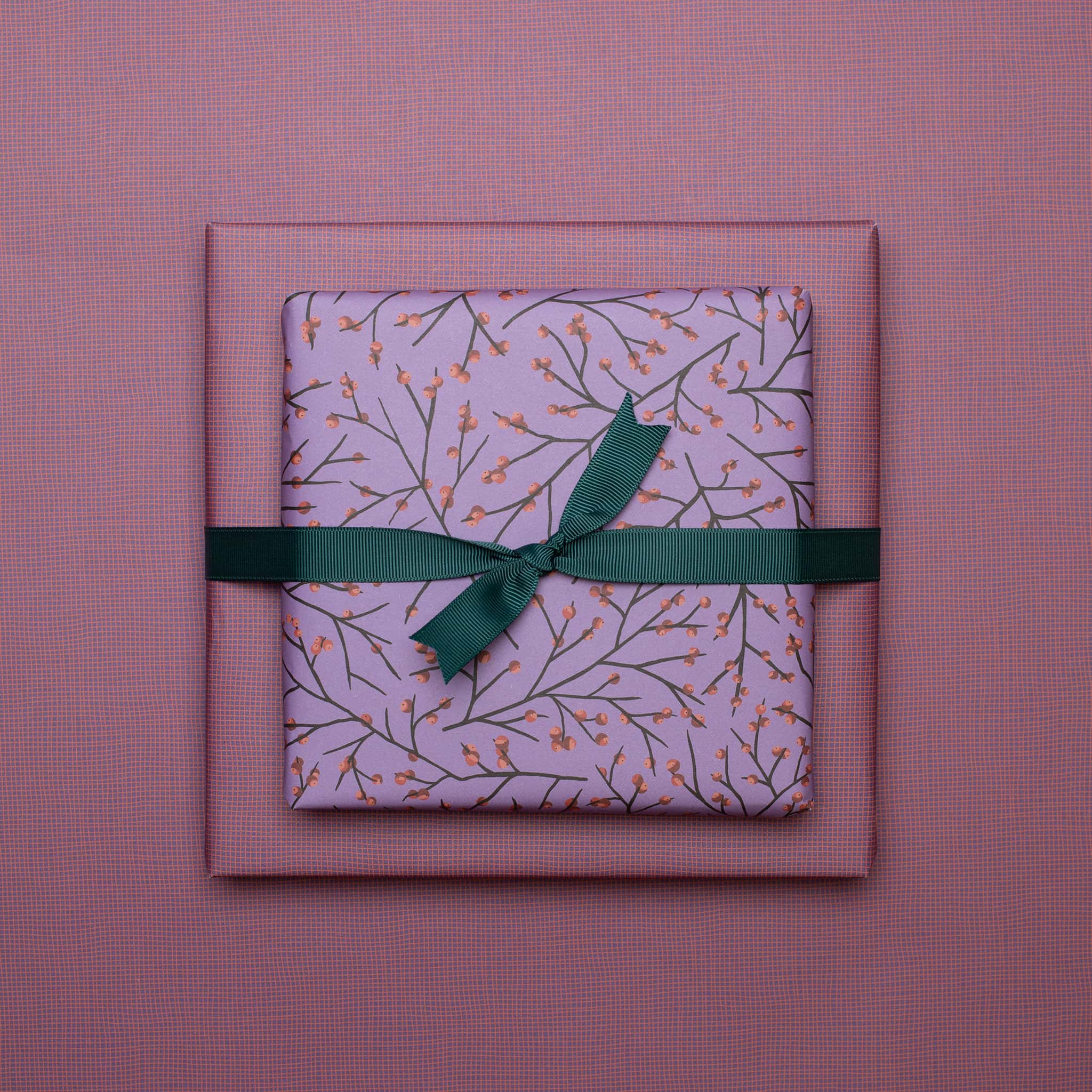 Geschenkpapier "Ilex" mit Stechpalmenmuster vor lila Hintergrund - doppelseitig bedruckt auf 100% Recyclingpapier von My Pretty Circus | RW-ILE2345-PU