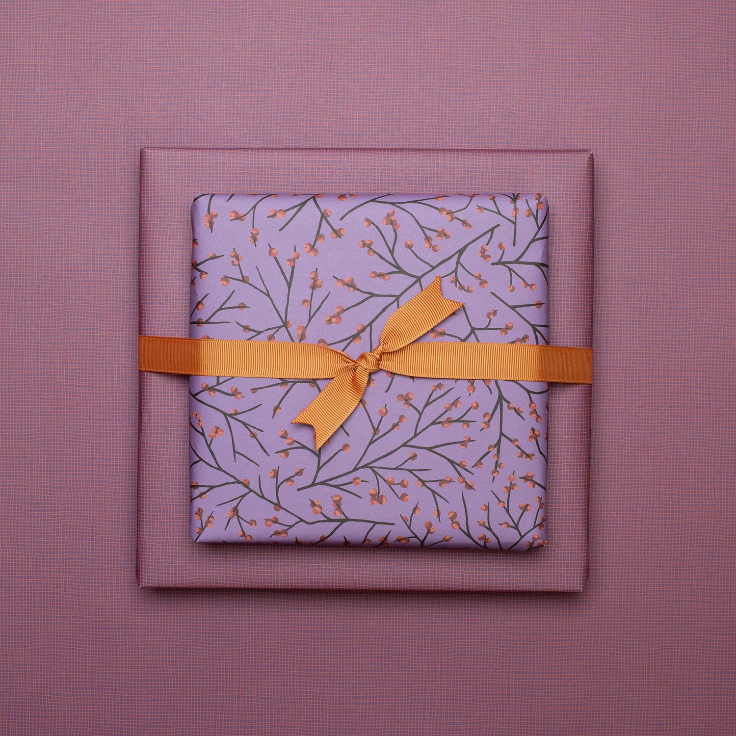 Geschenkpapier "Ilex" mit Stechpalmenmuster vor lila Hintergrund - doppelseitig bedruckt auf 100% Recyclingpapier von My Pretty Circus | RW-ILE2345-PU