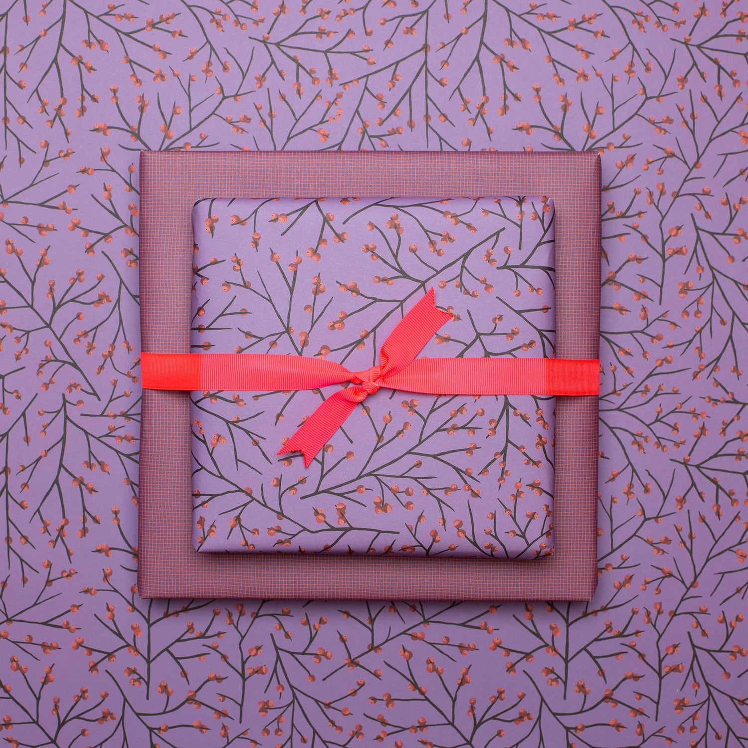 Geschenkpapier "Ilex" mit Stechpalmenmuster vor lila Hintergrund - doppelseitig bedruckt auf 100% Recyclingpapier von My Pretty Circus | RW-ILE2345-PU