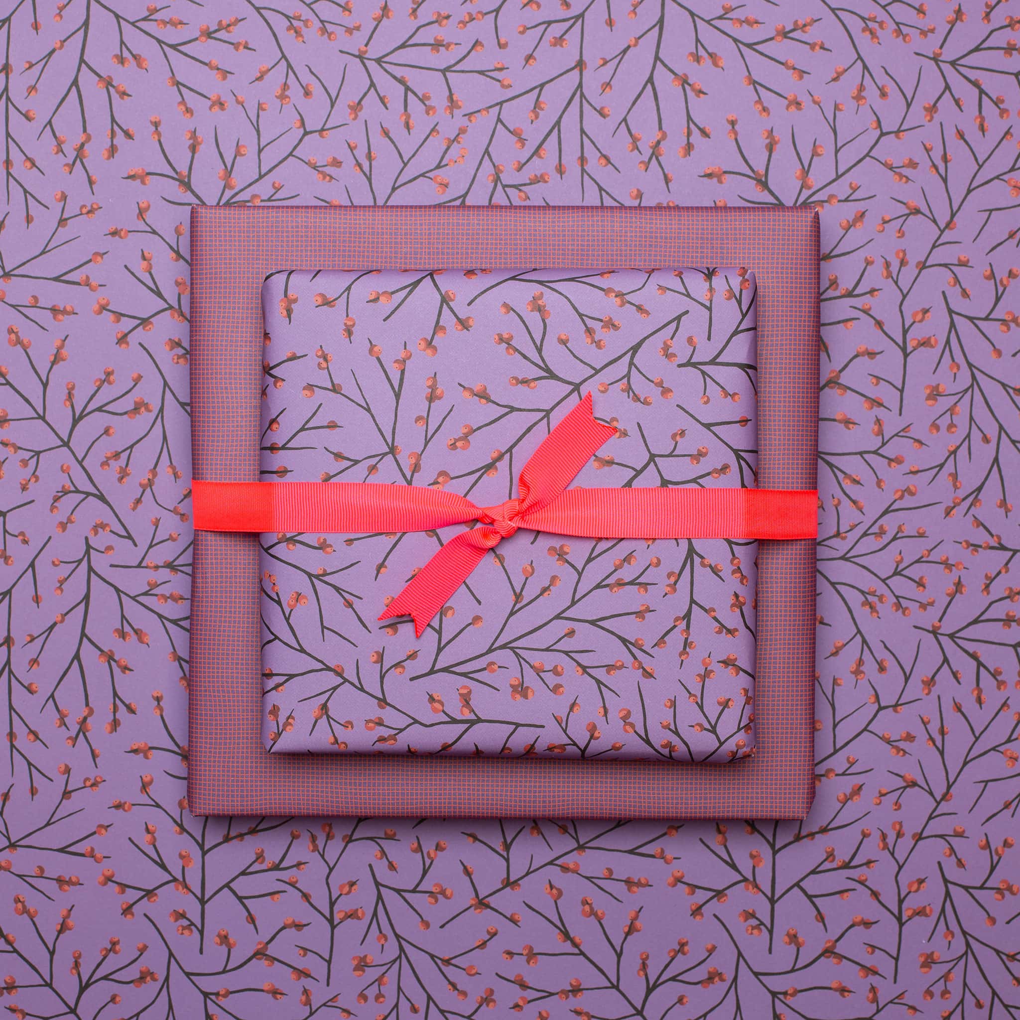 Geschenkpapier "Ilex" mit Stechpalmenmuster vor lila Hintergrund - doppelseitig bedruckt auf 100% Recyclingpapier von My Pretty Circus | RW-ILE2345-PU