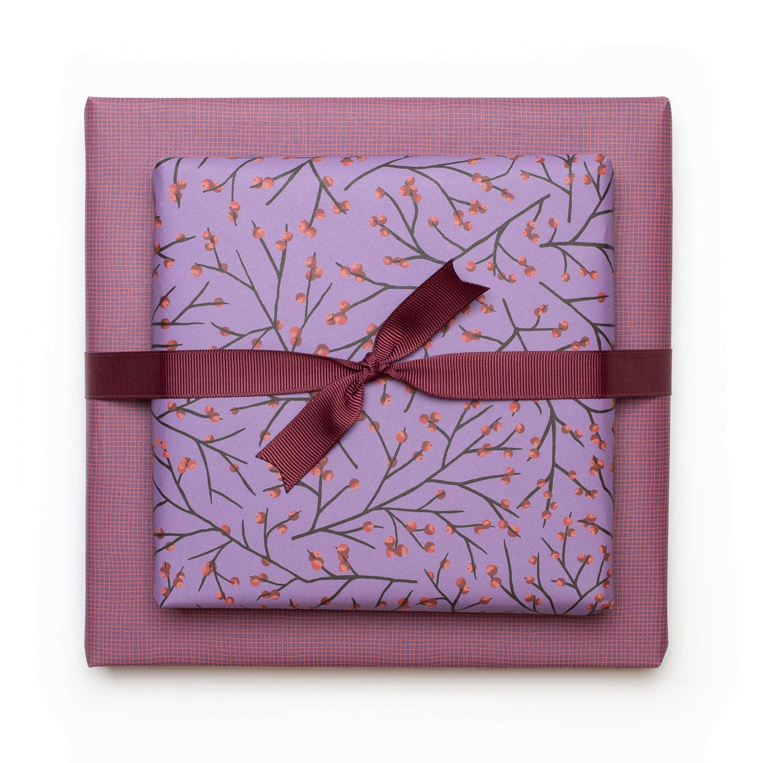 Geschenkpapier "Ilex" mit Stechpalmenmuster vor lila Hintergrund - doppelseitig bedruckt auf 100% Recyclingpapier von My Pretty Circus | RW-ILE2345-PU