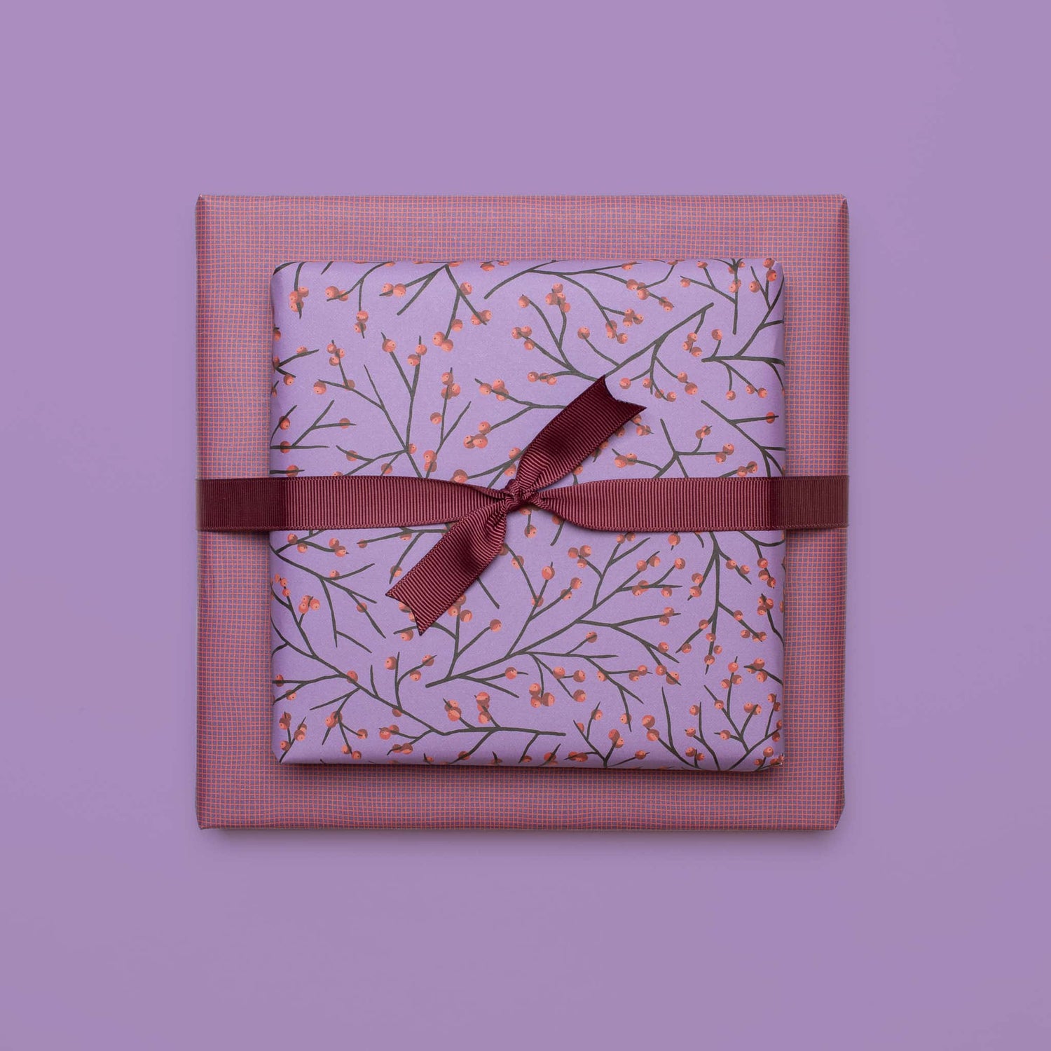 Geschenkpapier "Ilex" mit Stechpalmenmuster vor lila Hintergrund - doppelseitig bedruckt auf 100% Recyclingpapier von My Pretty Circus | RW-ILE2345-PU