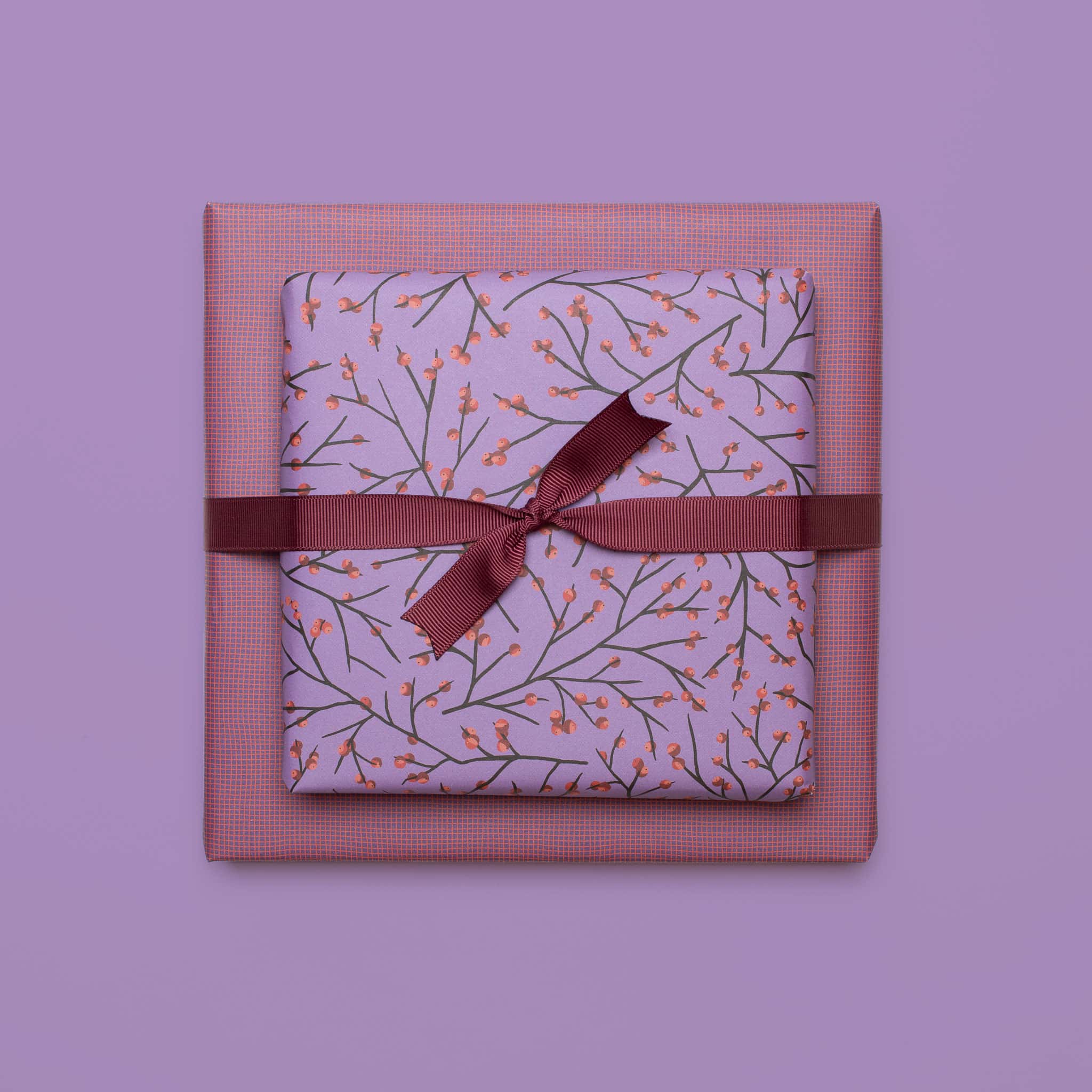 Geschenkpapier "Ilex" mit Stechpalmenmuster vor lila Hintergrund - doppelseitig bedruckt auf 100% Recyclingpapier von My Pretty Circus | RW-ILE2345-PU