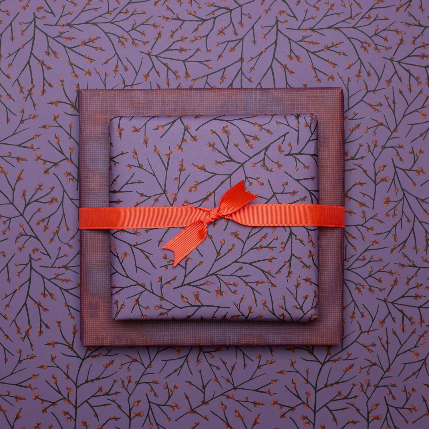Geschenkpapier "Ilex" mit Stechpalmenmuster vor lila Hintergrund - doppelseitig bedruckt auf 100% Recyclingpapier von My Pretty Circus | RW-ILE2345-PU