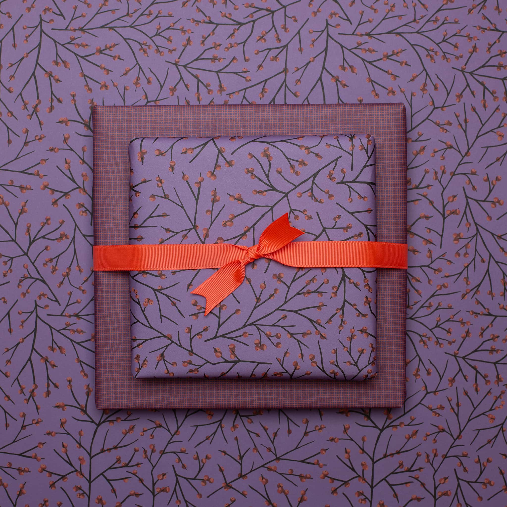 Geschenkpapier "Ilex" mit Stechpalmenmuster vor lila Hintergrund - doppelseitig bedruckt auf 100% Recyclingpapier von My Pretty Circus | RW-ILE2345-PU