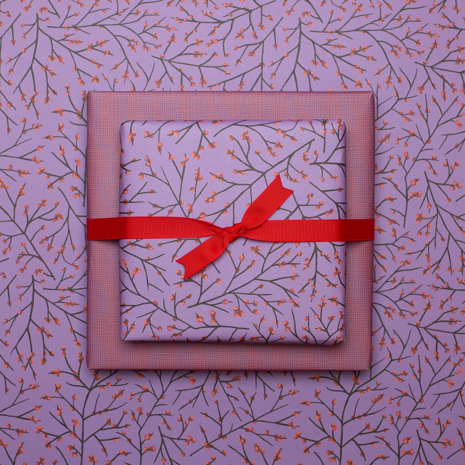 Geschenkpapier "Ilex" mit Stechpalmenmuster vor lila Hintergrund - doppelseitig bedruckt auf 100% Recyclingpapier von My Pretty Circus | RW-ILE2345-PU