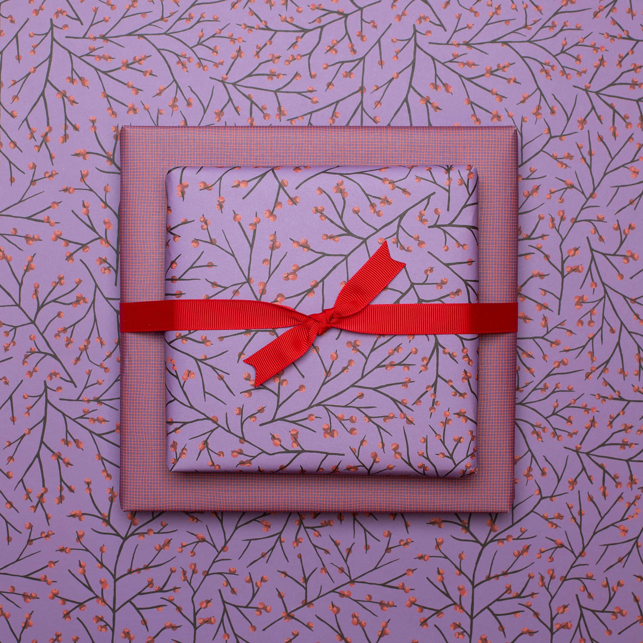 Geschenkpapier "Ilex" mit Stechpalmenmuster vor lila Hintergrund - doppelseitig bedruckt auf 100% Recyclingpapier von My Pretty Circus | RW-ILE2345-PU