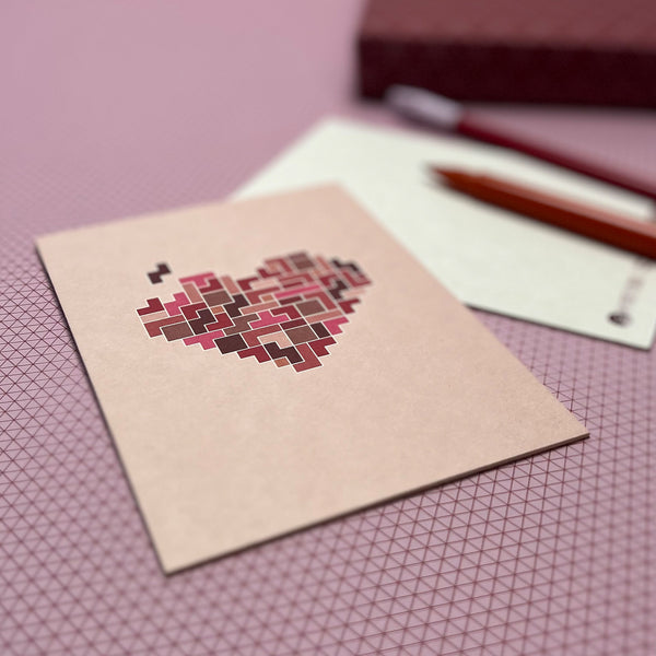Postkarte Herz Puzzle – stabile Karte aus Holzschliffpappe in rosa und rot von My Pretty Circus | PC-TET2201-RE