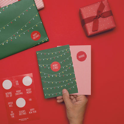 Karten mit Lichterkette auf Grün und rot-weißen Streifen, mit Grußstickern auf Englisch, Umschlägen und Geschenk