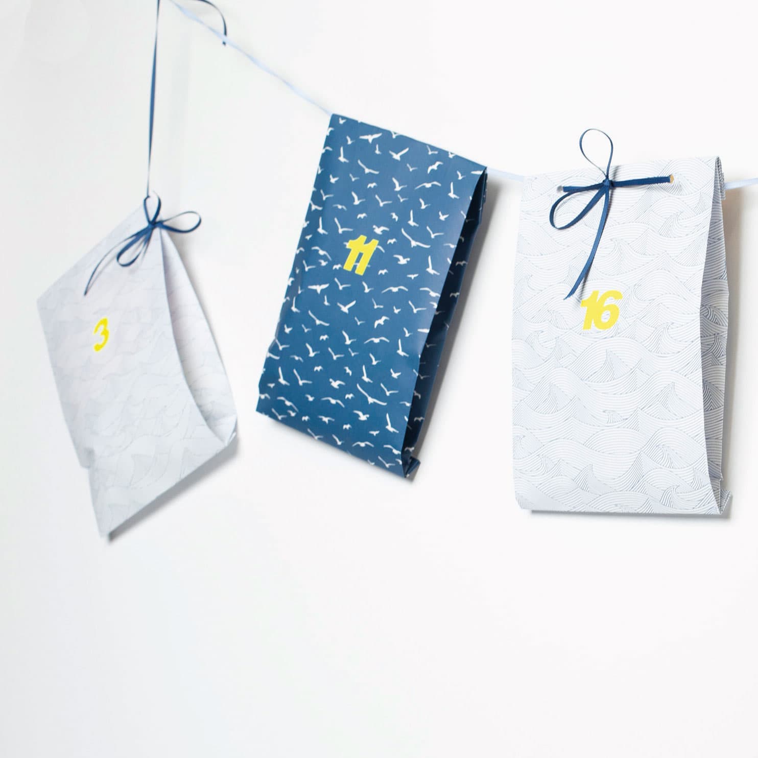 Maritimes Adventskalender Tüten  Set &quot;Möwen &amp; Wellen&quot; - Set aus 24 Geschenktüten, Zahlenstickern und Band von My Pretty Circus | AC-WAV2101-BL