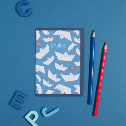EINLADUNGSKARTE für Kinder mit Papierbooten in blau von My Pretty Circus | CS-AHO1609-BL