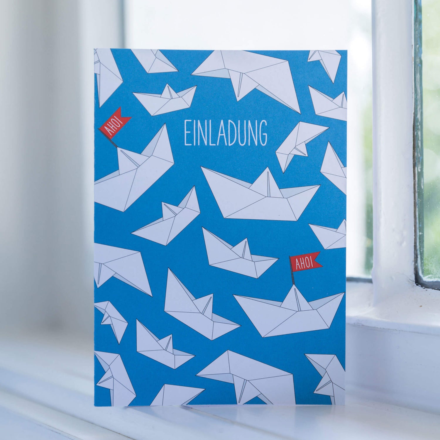 EINLADUNGSKARTE für Kinder mit Papierbooten in blau von My Pretty Circus | CS-AHO1609-BL