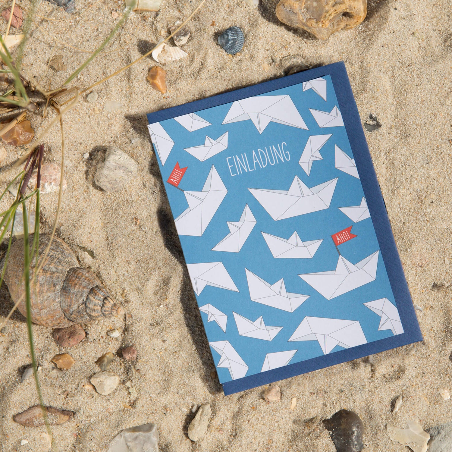 EINLADUNGSKARTE für Kinder mit Papierbooten in blau von My Pretty Circus | CS-AHO1609-BL