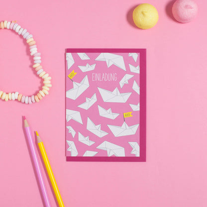 EINLADUNGSKARTE für Kinder mit Papierbooten in pink von My Pretty Circus | CS-AHO1611-PI