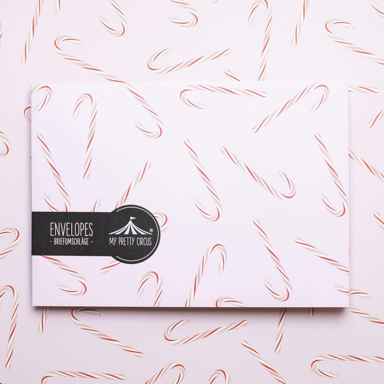 BRIEFUMSCHLÄGE ROSA ZUCKERSTANGEN - Briefumschläge mit Zuckerstangen für Weihnachtsgrüße, Set aus 8 rosa Kuverts in C5 mit selbstklebender Klappe und Adressetiketten zum Beschriften-EN-CAN2206-RO | My Pretty Circus
