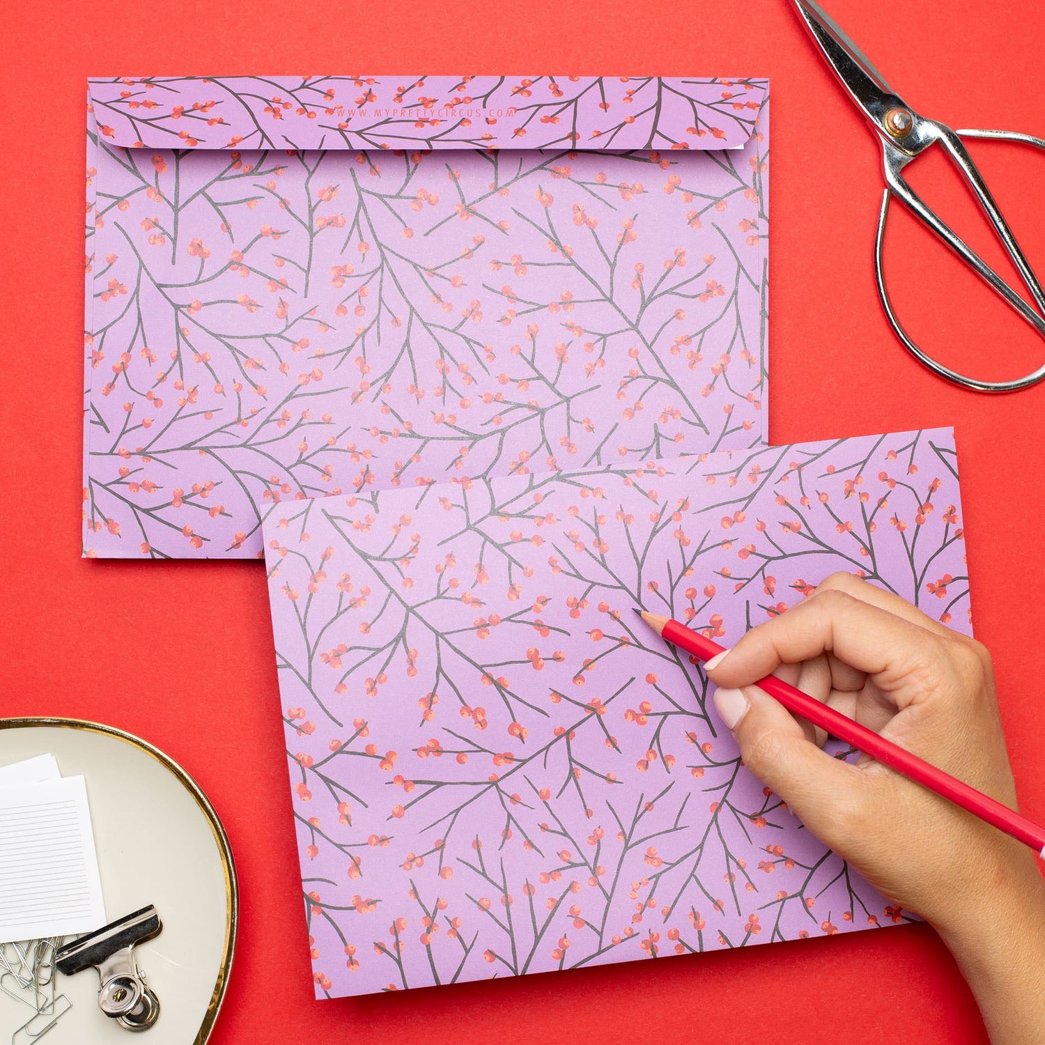 Briefumschläge Ilex lila - Briefumschläge mit Stechpalmenmuster für Weihachtsgrüße, Set aus 8 lila Kuverts in C5 mit selbstklebender Klappe und Adressetiketten zum Beschriften- | 