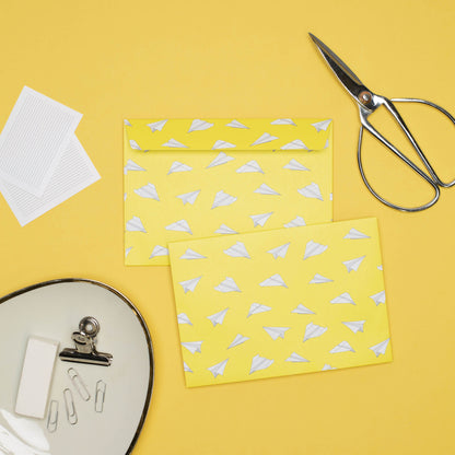 BRIEFUMSCHLÄGE GELBE PAPIERFLIEGER - Briefumschläge mit Papierfliegern für Gute Laune Post, Set aus 8 gelben Kuverts in C6 mit selbstklebender Klappe und Etiketten zum Beschriften-EN-PAP002-YE | My Pretty Circus