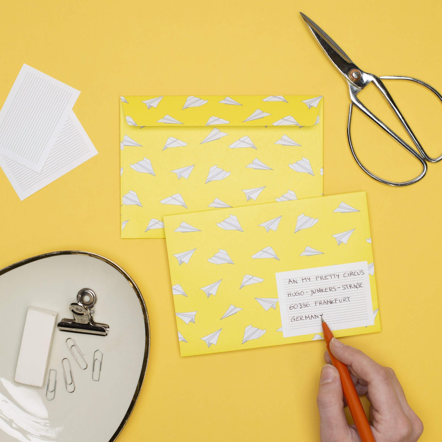 BRIEFUMSCHLÄGE GELBE PAPIERFLIEGER - Briefumschläge mit Papierfliegern für Gute Laune Post, Set aus 8 gelben Kuverts in C6 mit selbstklebender Klappe und Etiketten zum Beschriften-EN-PAP002-YE | My Pretty Circus