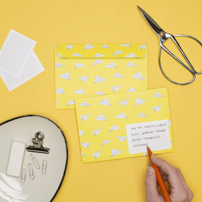 BRIEFUMSCHLÄGE GELBE PAPIERFLIEGER - Briefumschläge mit Papierfliegern für Gute Laune Post, Set aus 8 gelben Kuverts in C6 mit selbstklebender Klappe und Etiketten zum Beschriften-EN-PAP002-YE | My Pretty Circus