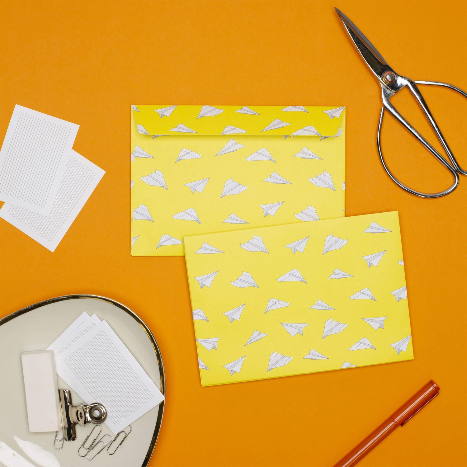 BRIEFUMSCHLÄGE GELBE PAPIERFLIEGER - Briefumschläge mit Papierfliegern für Gute Laune Post, Set aus 8 gelben Kuverts in C6 mit selbstklebender Klappe und Etiketten zum Beschriften-EN-PAP002-YE | My Pretty Circus