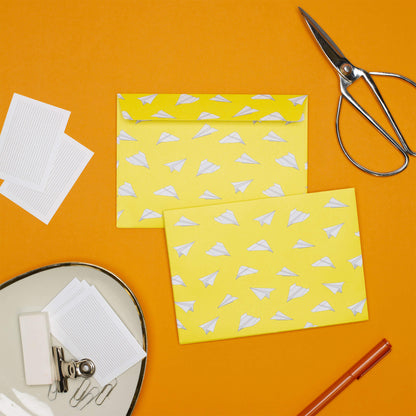 BRIEFUMSCHLÄGE GELBE PAPIERFLIEGER - Briefumschläge mit Papierfliegern für Gute Laune Post, Set aus 8 gelben Kuverts in C6 mit selbstklebender Klappe und Etiketten zum Beschriften-EN-PAP002-YE | My Pretty Circus